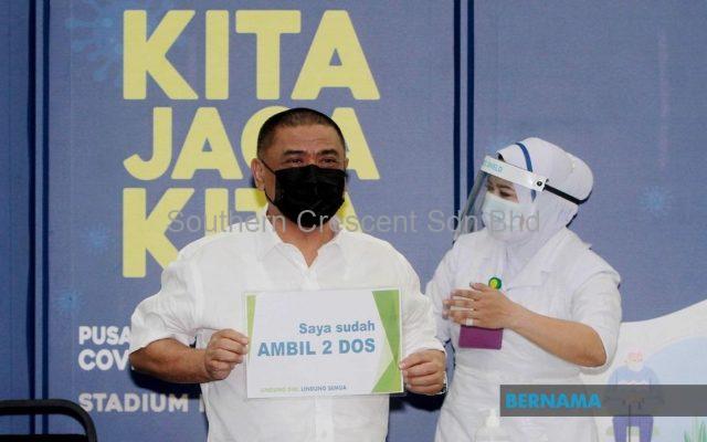Menteri Besar Perak Datuk Saarani Mohamad (kiri) selepas menerima suntikan dos kedua vaksin COVID-19 jenis Pfizer BioNTech daripada Jururawat Kesihatan Pejabat Kesihatan Daerah Kinta Che Nor Hayati Hussin di Pusat Pemberian Vaksin, Stadium Indera Mulia hari in